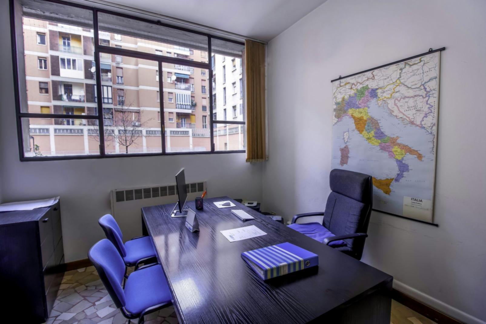 Equipo de asesores financieros trabajando en estrategias de inversión personalizadas
